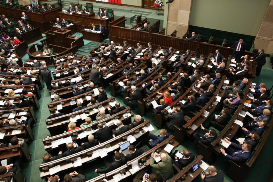 – Zamrożenie płac pozwala powrócić do odpowiedniego poziomu, dlatego okres oczekiwania na podwyżkę jest sensowny. Jednak w przyszłości wynagrodzenia posłów będą musiały wzrosnąć, aby ich stosunek nie był zbyt niski w porównaniu do średniej pensji – tłumaczy Łukasz Kozłowski. Fot. sejm.gov.pl Nowy sejm i senat, płace, diety, dodatki: Tak będą zarabiać posłowie i senatorowie