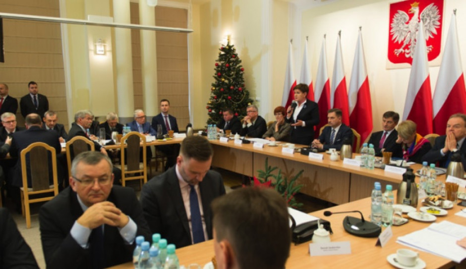 Na posiedzeniu Rady Dialogu Społecznego minister edukacji poinformowała, że zapisy dotyczące likwidacji "godzin karcianych" zostały wycofane z projektu poselskiego i znajdą się w projekcie rządowym (fot.men.gov.pl) Zalewska o likwidacji godzin karcianych: Będą konsultacje ze związkami zawodowymi