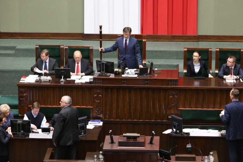 Kluby Kukiz'15 i Nowoczesna zadeklarowały, że są gotowe poprzeć projekt PiS zmian w ustawie o służbie cywilnej, ale tylko w wersji przyjętej po pierwszym czytaniu przez sejmową Komisję Administracji i Spraw Wewnętrznych. (fot. Krzysztof Białoskórski/sejm.gov.pl) PiS ponownie chce likwidacji konkursów na wyższe stanowiska w służbie cywilnej