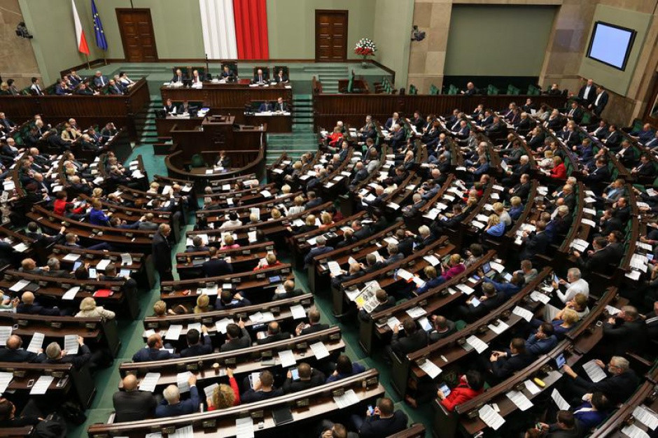 Sejm zaakceptował m.in. propozycję PiS, że wyższe stanowiska w służbie cywilnej mają być obsadzane w drodze powołania, a nie konkursu. Fot. sejm.gov.pl Koniec konkursów w służbie cywilnej. Sejm uchwalił nowelizację