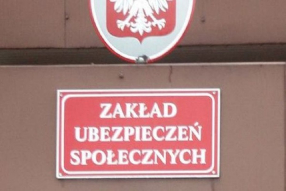 Jeden z artykułów ustawy o systemie ubezpieczeń społecznych zwalnia emeryta na etacie ze składek od zleceń (fot. rynekseniora.pl) Emeryt na etacie: składki od zleceń niezgodne z prawem?