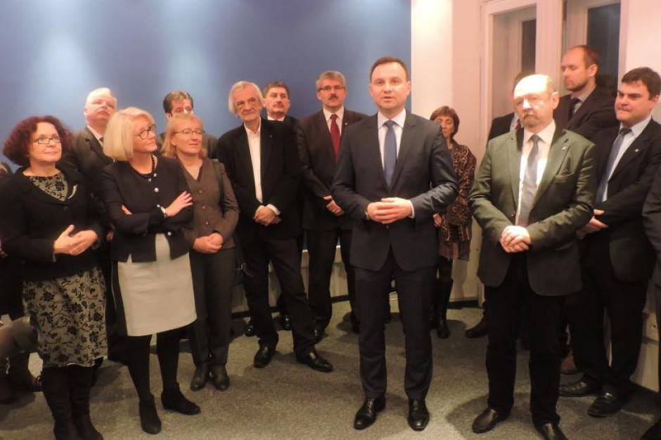 Otwarcie biura poselskiego w Krakowie z udziałem Andrzeja Dudy, zanim został prezydentem (fot.:marzenamachalek.pl) Praca w Kancelarii Sejmu i biurze poselskim: Płace są marne? 1900 zł to norma