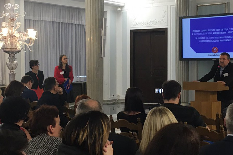 Posłanka Marzena Okła-Drewnowicz przedstawiła wyniki przeprowadzonego przez siebie badania dotyczącego postrzegania gimnazjów. (fot.twitter.com) Konferencja Platformy "Zamach na edukację. Stop" zakończyła się sprzeciwem wobec likwidacji gimnazjów