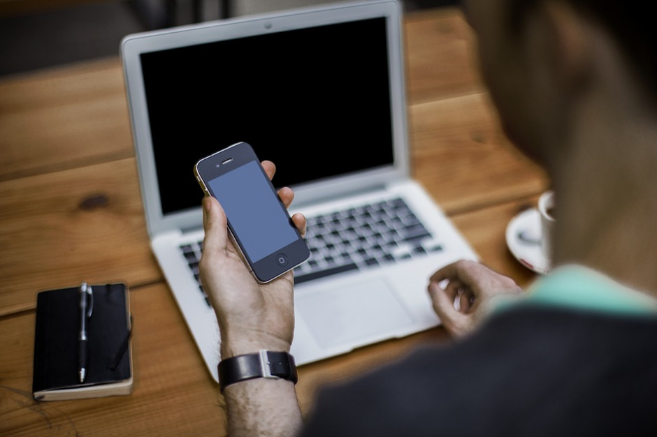Większość firm nie stosuje żadnych narzędzi ochrony urządzeń mobilnych swoich pracowników (fot. pixabay) Co pracownicy robią z telefonem? Firmy mogą to sprawdzić