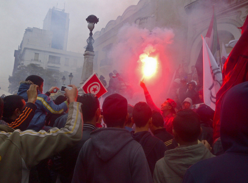Kilka tysięcy młodych ludzi protestowało 21 stycznia przed budynkiem rządowym w Al-Kasrajn, na zachodzie Tunezji. (Fot.: Flickr, Magharebia, CC2.0) Tunezyjczycy protestują przeciwko bezrobociu