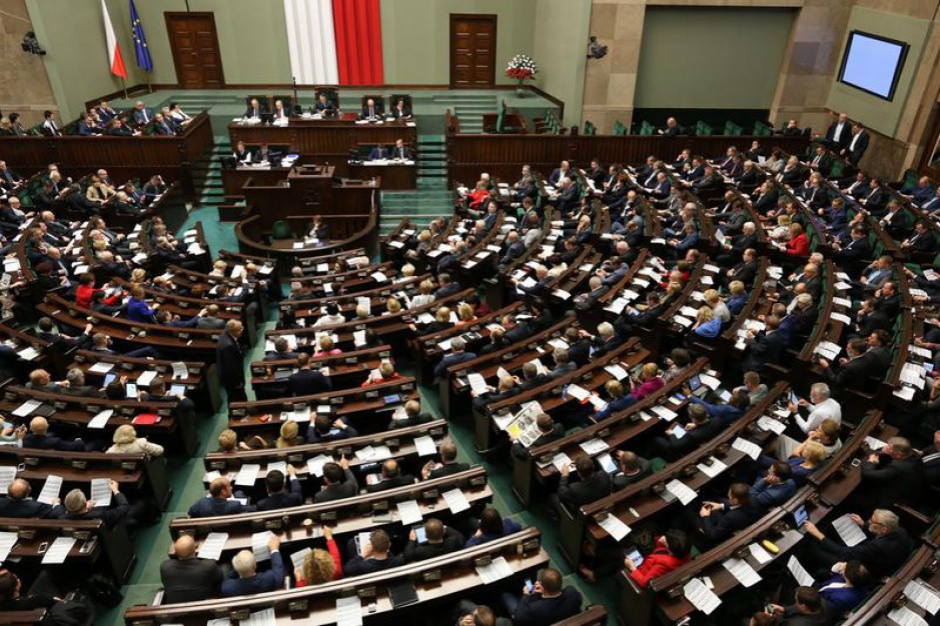 Miesięczna pensja każdego posła wynosi 9892,30 zł brutto. (fot. sejm.gov.pl) Posłowie zarabiają mało? "Bohatersko otrzymują tak niskie wynagrodzenia"