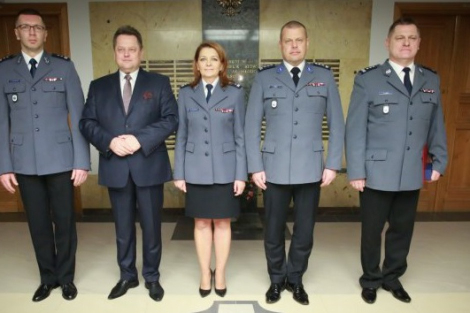 Powołani funkcjonariusze w towarzystwie wiceministra Jarosława Zielińskiego. (fot. mswia.gov.pl) Zmiany w policji. Do Komendy Głównej trafili Jan Lach, Andrzej Szymczyk i Renata Skawińska