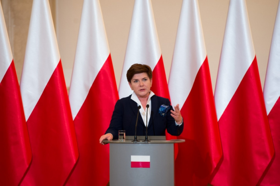 - Niedziela jest dla rodziny. I wszyscy pracownicy powinni mieć ten przywilej, żeby rodzina mogła spokojnie spędzać ze sobą ten czas - powiedziała premier (Beata Szydło, fot.premier.gov.pl) Handel w niedzielę, Szydło: Wszyscy pracownicy powinni mieć wolne w niedzielę