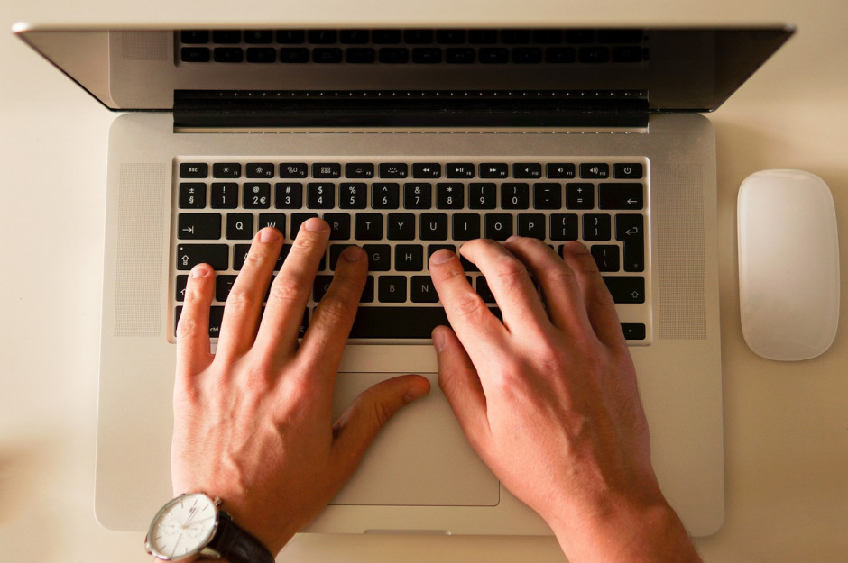 GUS zbadał kto dostaje umowę o pracę (fot. pixabay.com CC0) Osoby z zawodem pracują na etat