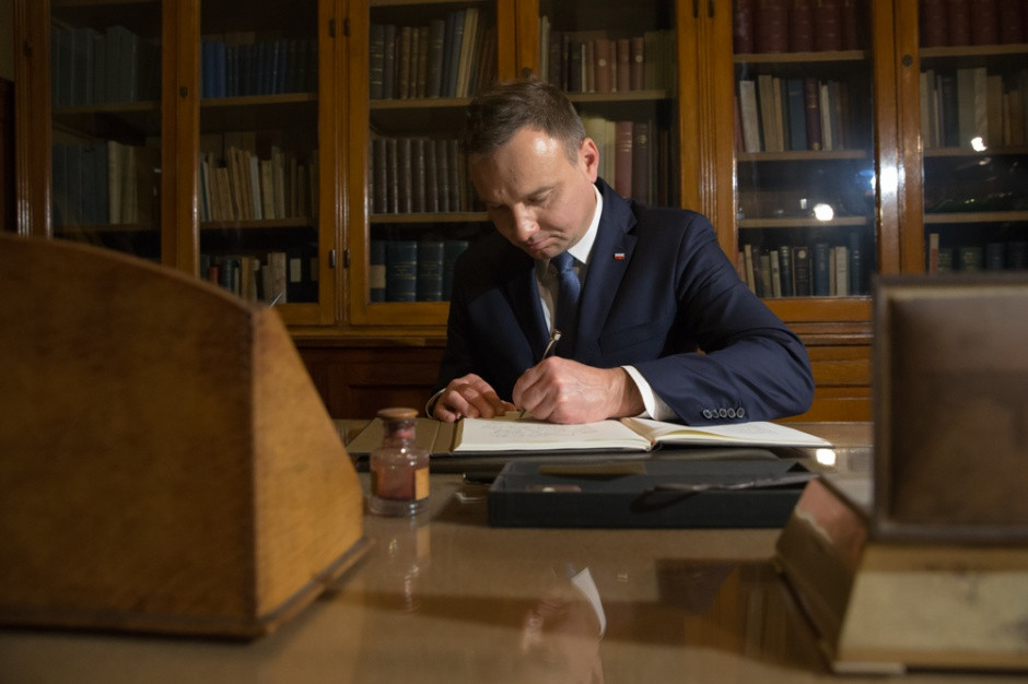 Inwestorzy mają obowiązek poinformowania ministerstwa Skarbu Państwa o planowanym kupnie udziałów w jednej ze strategicznych spółek. (fot. Andrzej Hrechorowicz/prezydent.gov.pl) Kolejne branże chronione przed wrogim przejęciem. Jest podpis prezydenta