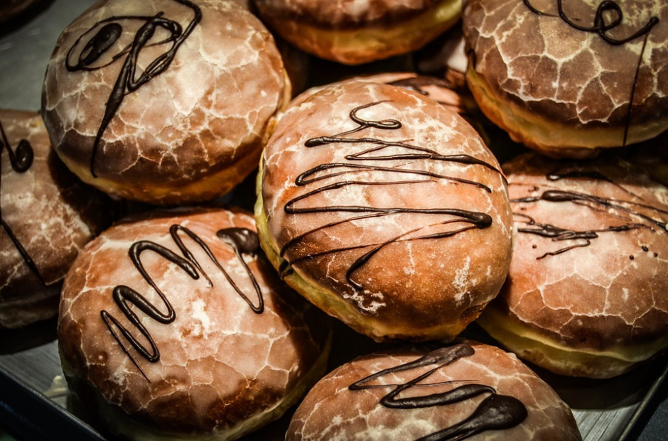 W tłusty czwartek Polacy zjedzą ok. 100 mln pączków. (fot. pixabay) Tłusty czwartek: Jak spalić pączkowe kalorie?