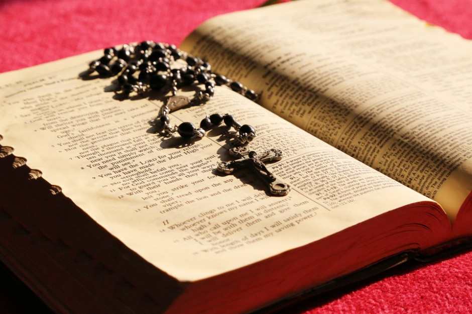 Katechetę w szkole zatrudnia dyrektor, ale kieruje do pracy z uczniami biskup diecezjalny. (fot. pixabay) Przybędzie katechetów? W planach zmiana przepisów w zakresie kształcenia nauczycieli religii