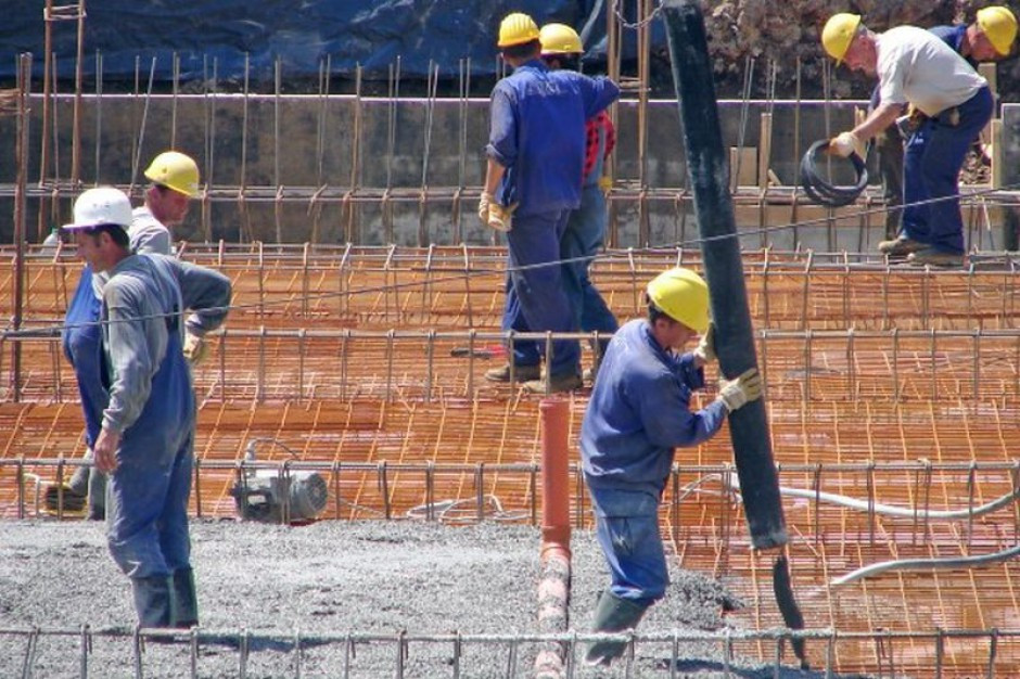 Najczęściej wypadkom na budowach ulegają pracownicy o bardzo krótkim stażu pracy. (Fot. fotolia) Wypadkom na budowach ulegają najczęściej nowi pracownicy