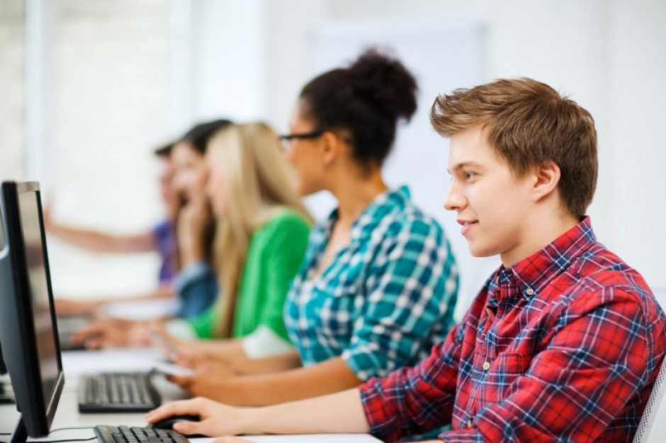 Według Teresy Wargockiej sygnały, które zawody należy wciągnąć na listę priorytetów, powinny płynąć od pracodawców. (Fot. shutterstock) MEN szykuje rewolucję w szkolnictwie zawodowym