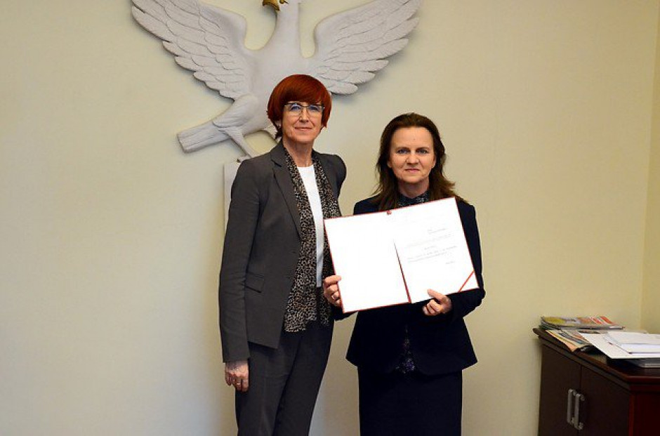 Prof. Gertruda Uścińska (po prawej; po lewej - Elżbieta Rafalska, minister rodziny pracy i polityki społecznej) została prezesem Zakładu Ubezpieczeń Społecznych. (fot. MPiPS)) Prof. Gertruda Uścińska prezesem Zakładu Ubezpieczeń Społecznych