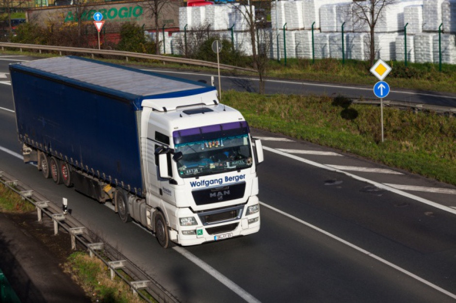 Według danych Stowarzyszenia Międzynarodowych Przewoźników Drogowych (SMPD) brak zezwoleń na transport do Rosji to straty dla ponad 2,5 tys. firm mających flotę kilkunastu tysięcy samochodów. (Fot. Shutterstock) Negocjacje zakończyły się fiaskiem. Polskie TIR-y nie wjadą do Rosji