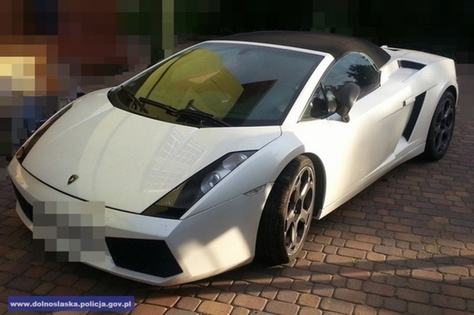 Pielęgniarka kupiła na kredyt luksusowe Lamborghini. (fot. Policja) Pielęgniarka kupiła luksusowe Lamborghini za wyłudzone pieniądze
