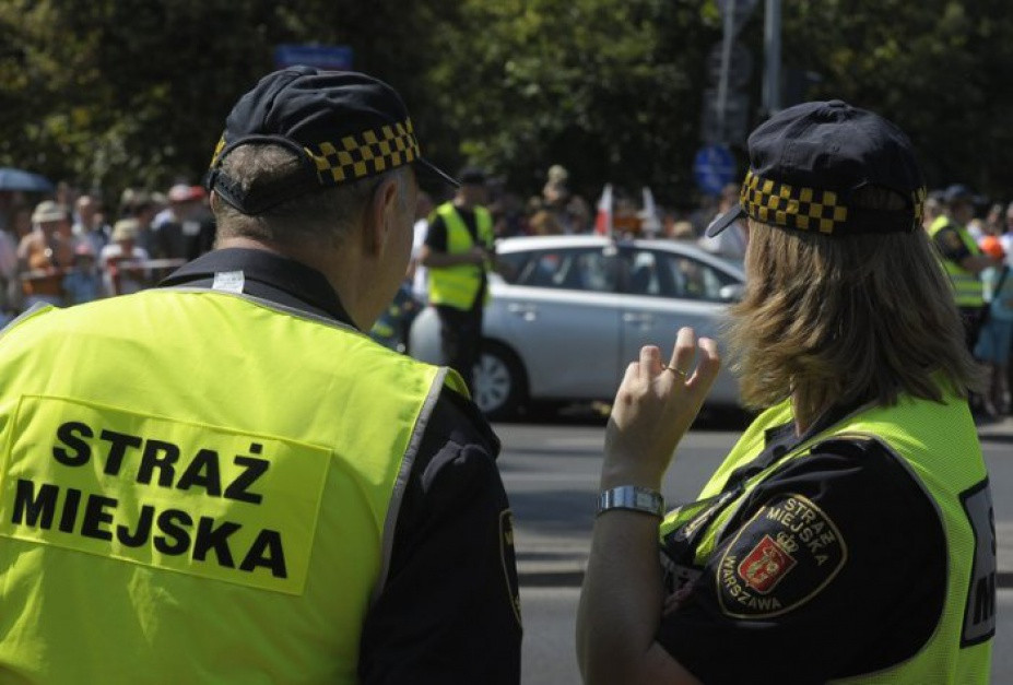 Strażnicy uważają, że, pełniąc niemalże te same obowiązki co funkcjonariusze policji, nie są objęci tymi samymi przywilejami emerytalnymi. (Fot. mswia.gov.pl). Strażnicy miejscy idą w ślad celników. Walczą o wcześniejsze emerytury