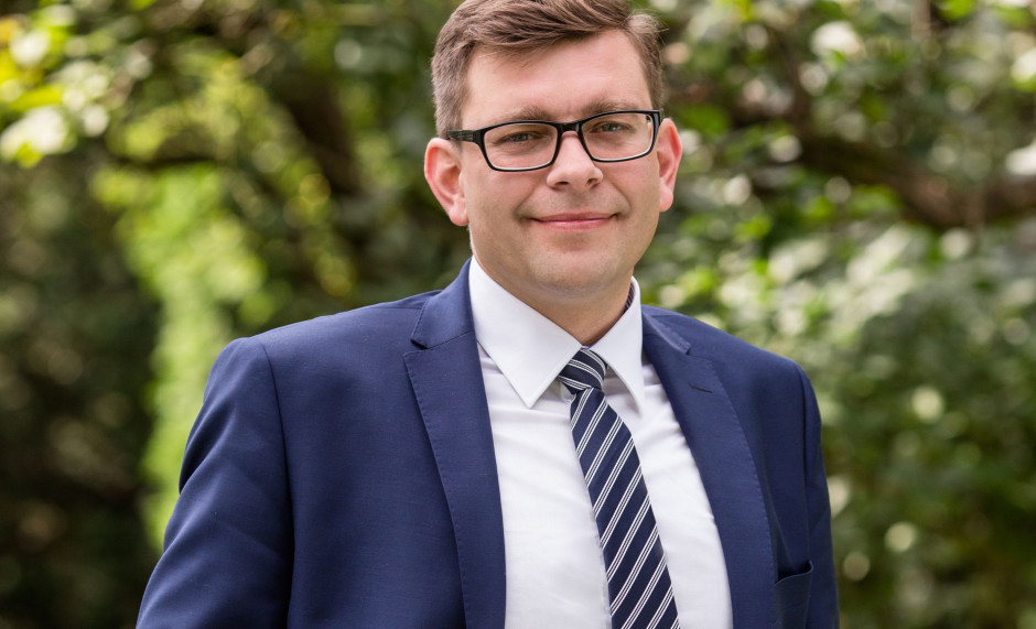 - Pomimo nadal dużej stopy bezrobocia, w tym roku pracodawcom coraz trudniej będzie pozyskać potrzebnych im pracowników - mówi Grzegorz Baczewski. (Fot. Mat.pras.) Baczewski: Patologia zaniżania kosztów pracy jest wymuszana przez działanie polityk publicznych