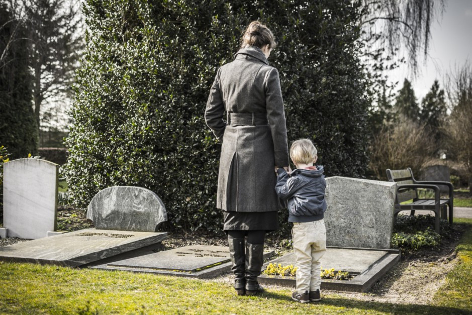 Jeżeli ofiara śmiertelna wypadku przy pracy przyczyniła się do jego powstania, to wówczas obowiązek jej naprawienia przez pracodawcę ulega odpowiedniemu zmniejszeniu.(Fot. Shutterstock) Śmiertelny wypadek przy pracy. Jakie obowiązki ciążą na pracodawcy?
