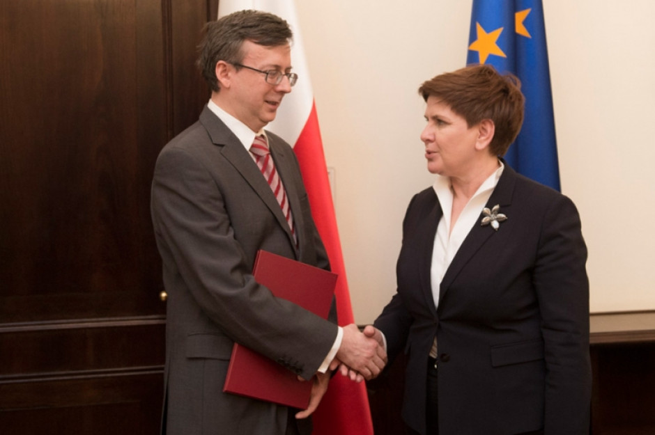 Beata Szydło powołała Dobrosława Dowiat-Urbańskiego na szefa Służby Cywilnej (fot.premier.gov.pl/P. Tracz) Jest nowy szef Służby Cywilnej. Został nim Dobrosław Dowiat-Urbański