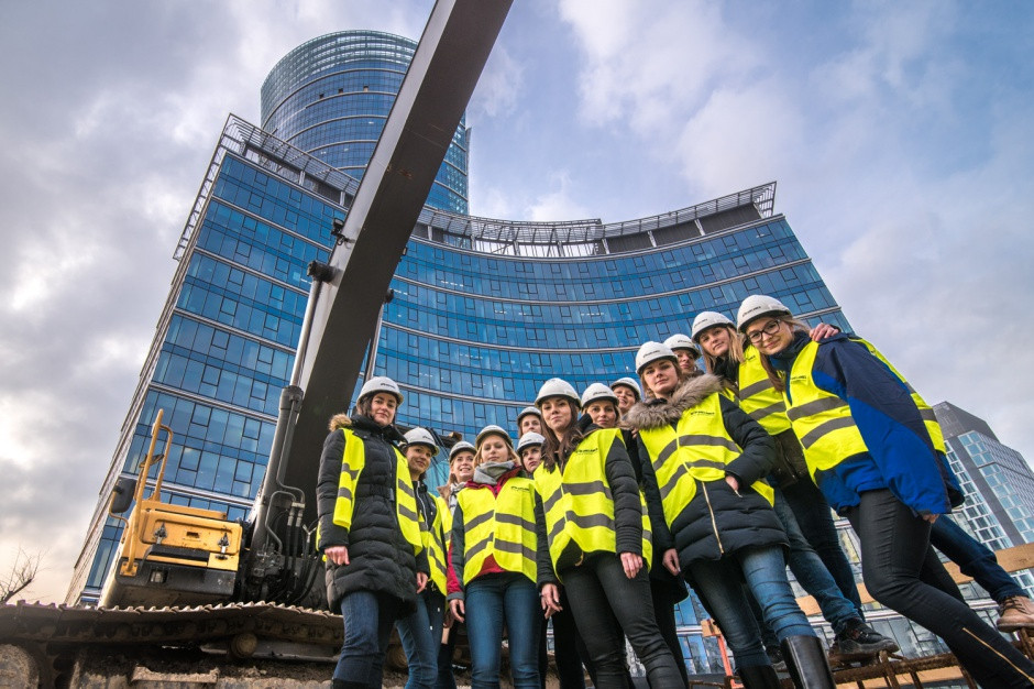 Nad realizacją projektu Warsaw Spire czuwa zespół biura budowy, którego znaczną część tworzą kobiety (fot.propertynews.pl) Kobiety na budowie: To one budują Warsaw Spire