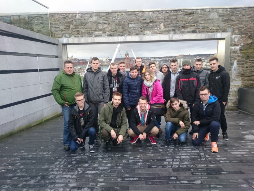Grupa uczniów z Wodzisławia Śląskiego wyjechała do Irlandii Północnej i wróciła z pomysłem na stworzenie aplikacji dla bezrobotnych. Prace trwają. (fot. mat.pras.) Internetowa aplikacja dla bezrobotnych. Tworzą ją polscy uczniowie