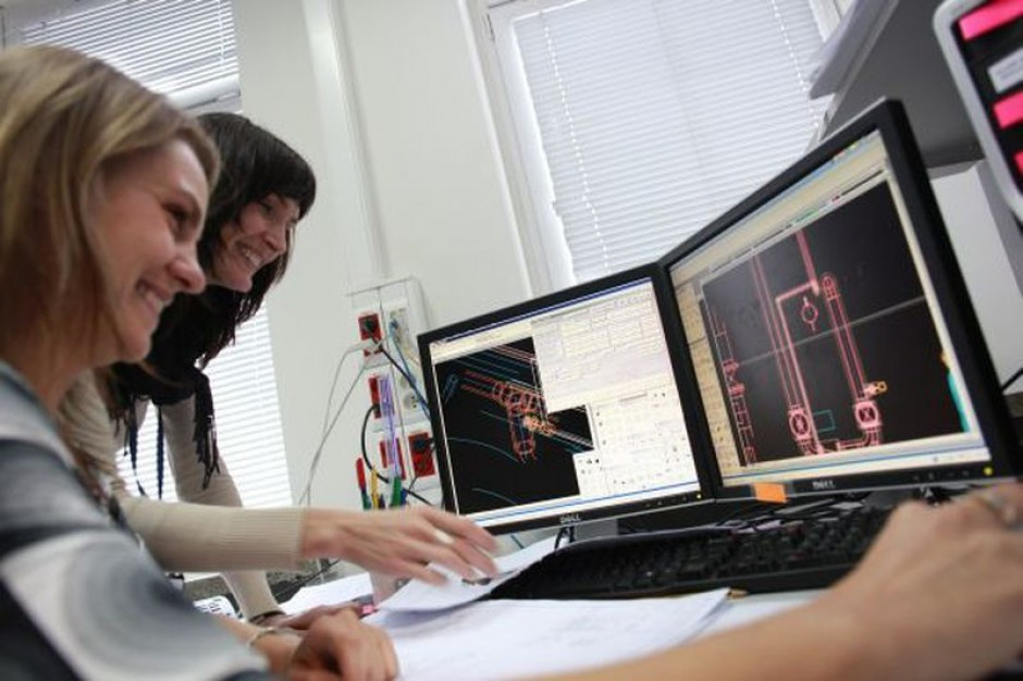 Programistki zatrudnione w firmach o przewadze kapitału polskiego zarabiały w 2015 r. przeciętnie 5 tys. zł brutto miesięcznie. (Fot. PTWP) Ile zarabia programista? Pensje w IT kobiet i mężczyzn
