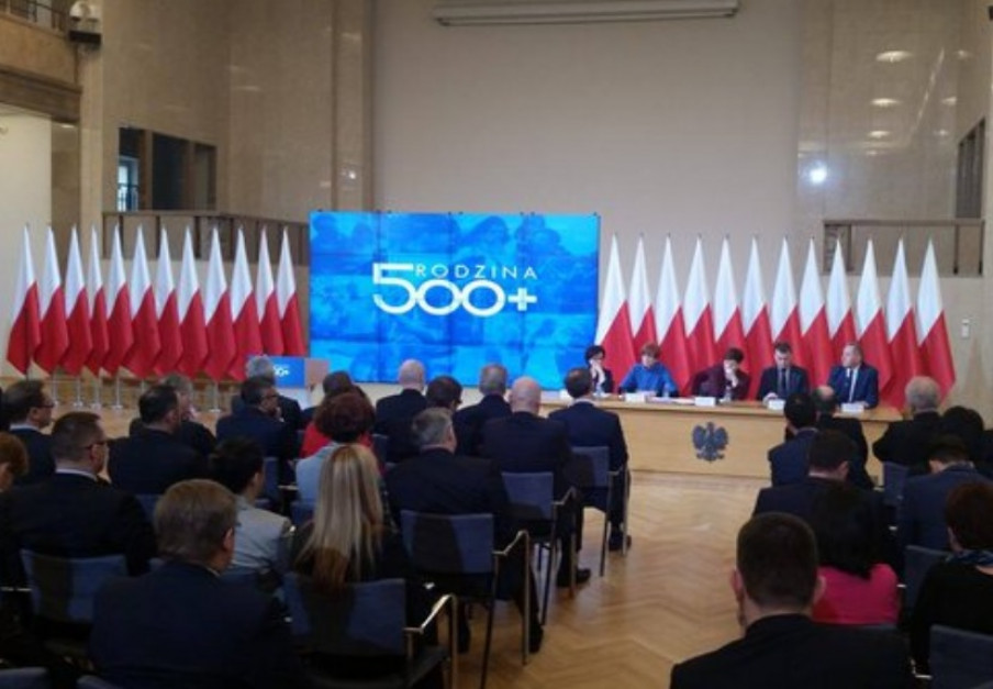 Rafalska przypomniała, że projekt ustawy wprowadzającej program "Rodzinna 500 plus" był szeroko konsultowany (fot.twitter.com/MRPiPS_RP) 500 zł na dziecko: Przeszkolono ponad 3,7 tys. pracowników w zakresie programu 500 plus