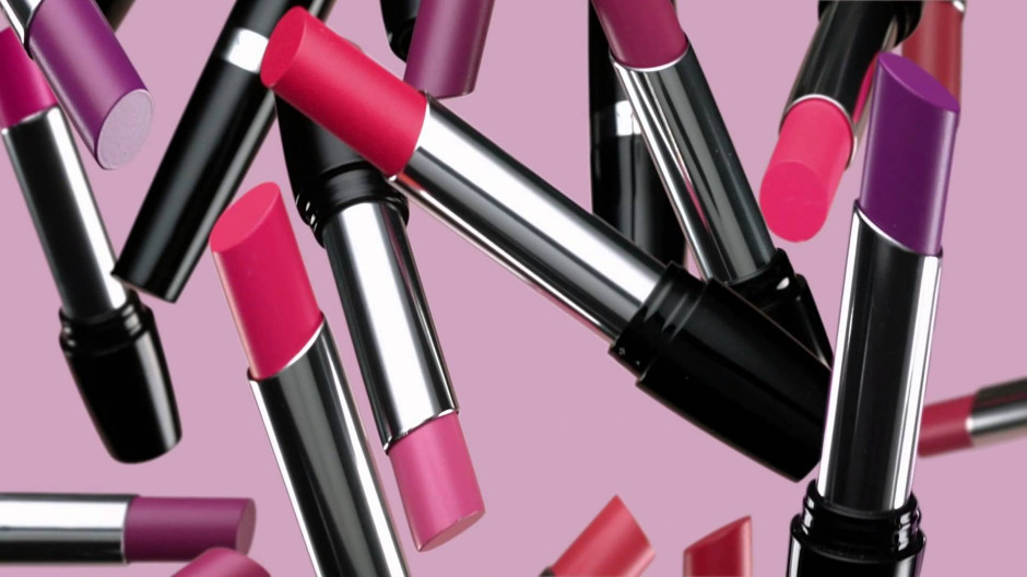 Avon zatrudnia 28,3 tys. osób. Nie wiadomo, którzy z nich stracą pracę. (Fot.: Youtube) Avon przenosi się na Wyspy. Zwolni 2,5 tys. osób