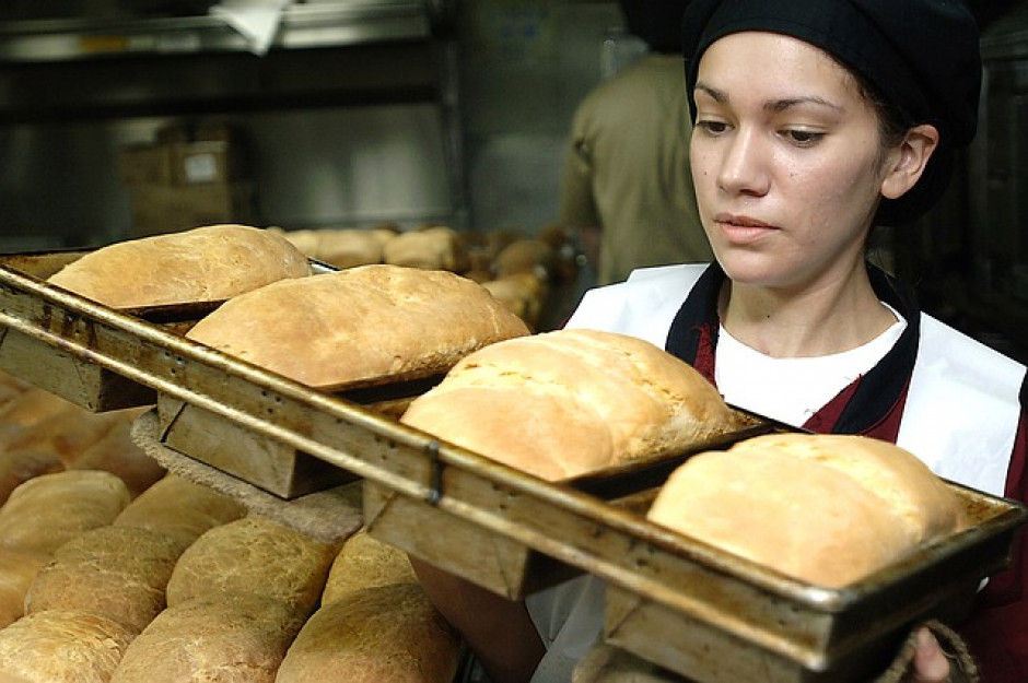 Piekarz często pracuje w nocy lub w święta. (Fot.: Pixabay) Kariera piekarza i cukiernika. Choć brakuje rąk do pracy, zarobki wciąż niskie