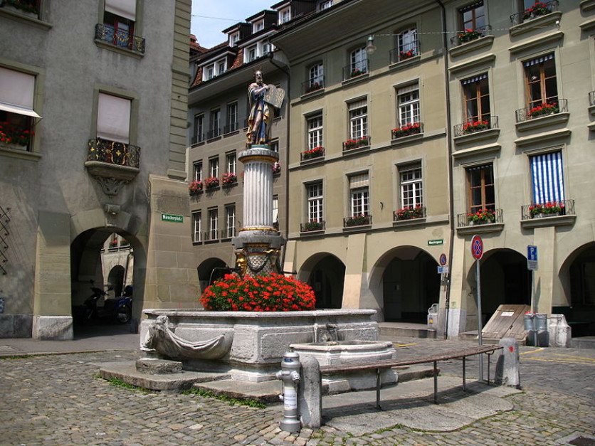 Fontanna Mosesbrunnen w Bernie. Fot. wikipedia Creative Commons CC-BY-SA-2.5) Z fontanny zamiast wody popłynęło wino