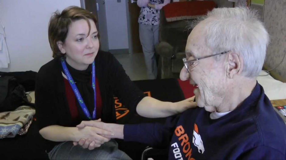Pracownik socjalny zajmuje się osobami bezdomnymi, bezrobotnymi, samotnymi i innymi potrzebującymi. (Fot.: Youtube) Pracownik socjalny: Ile zarabia i czym się zajmuje?