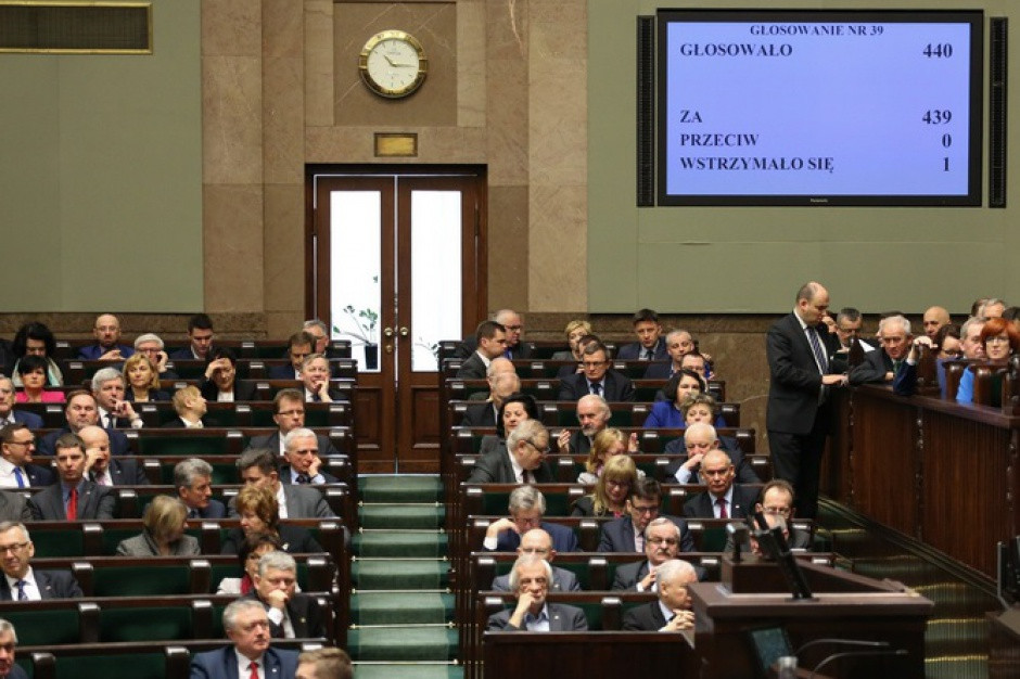 Dowiat-Urbański mówił, że w dniu wejścia w życie ustawy na wyższych stanowiskach zatrudnionych było 1580 osób, stosunki pracy wygasły 212 osobom, co stanowi 13 proc. wszystkich pełniących wyższe stanowiska.(fot.:twitter.com/kancelariasejmu) Dowiat-Urbański: Zakaz przynależności do partii w służbie cywilnej nadal obowiązuje