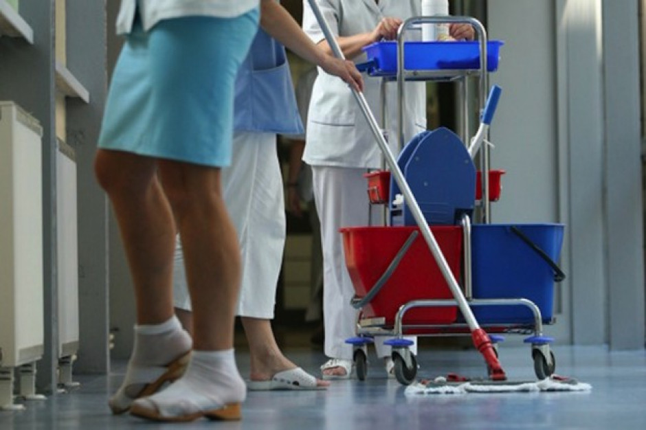 Działacze ugrupowania twierdzą, że salowym odebrano dodatki za dyżury świąteczne i nocne, premie jubileuszowe i wysługi lat. (Fot. RynekZdrowia.pl) Związkowcy walczą o poprawę warunków pracy i płacy salowych w Świdniku