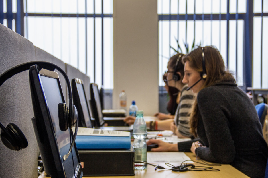 Praca w call center ułatwia komunikację a także daje umiejętności bezpośrednio powiązane z daną usługą (Fot.: mat. pras.) Praca w call center - rozwój, komfort i wysoka pensja?