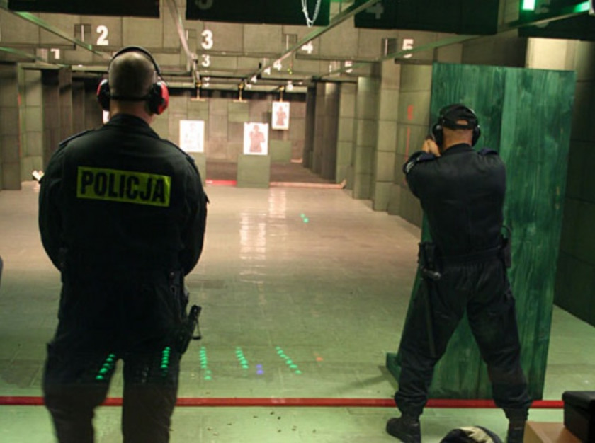 W opinii NIK, niezbędne jest też usprawnienie szkolenia strzeleckiego funkcjonariuszy policji i pozostałych służb (fot.policja.pl) NIK: Funkcjonariusze mają dostęp do broni, ale szkolenia strzeleckie nie gwarantują odpowiedniego wyszkolenia