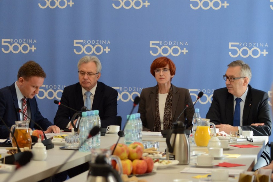 Centrum zwróciło uwagę, że nie stworzono przekazu dotyczącego programu 500+, który mówiłby, że jest to program ratujący dramatyczny stan narodowej demografii. (fot.:twitter.com/mrpips_rp) 500 zł na dziecko: Program 500 plus nie zatrzyma kryzysu demograficznego? Tak uważają Polacy