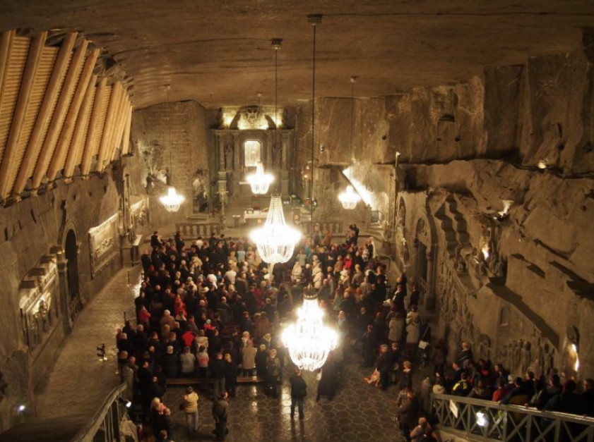 Po nabożeństwie życzenia górnikom złożył nowy prezes Zarządu Kopalni Soli Wieliczka Zbigniew Zarębski. (Fot.: akcja-katolicka.pl) Podziemna droga krzyżowa wielickich górników