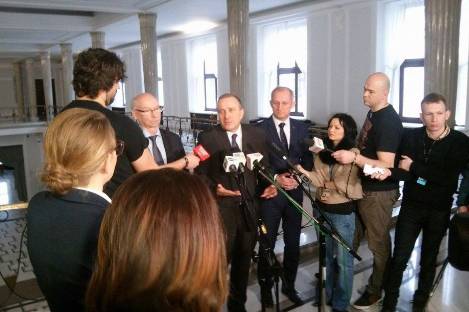 Platforma nie zgadza się na ograniczenie możliwości kontaktów dziennikarzy i posłów (fot.:twitter.com/Platforma_org) Dziennikarze już nie wejdą do Sejmu?