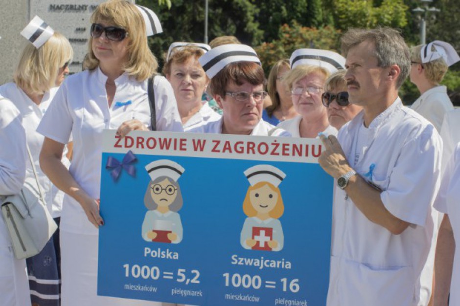 Coraz więcej pielęgniarek i położnych rezygnuje z pracy w zawodzie (Fot. PTWP)