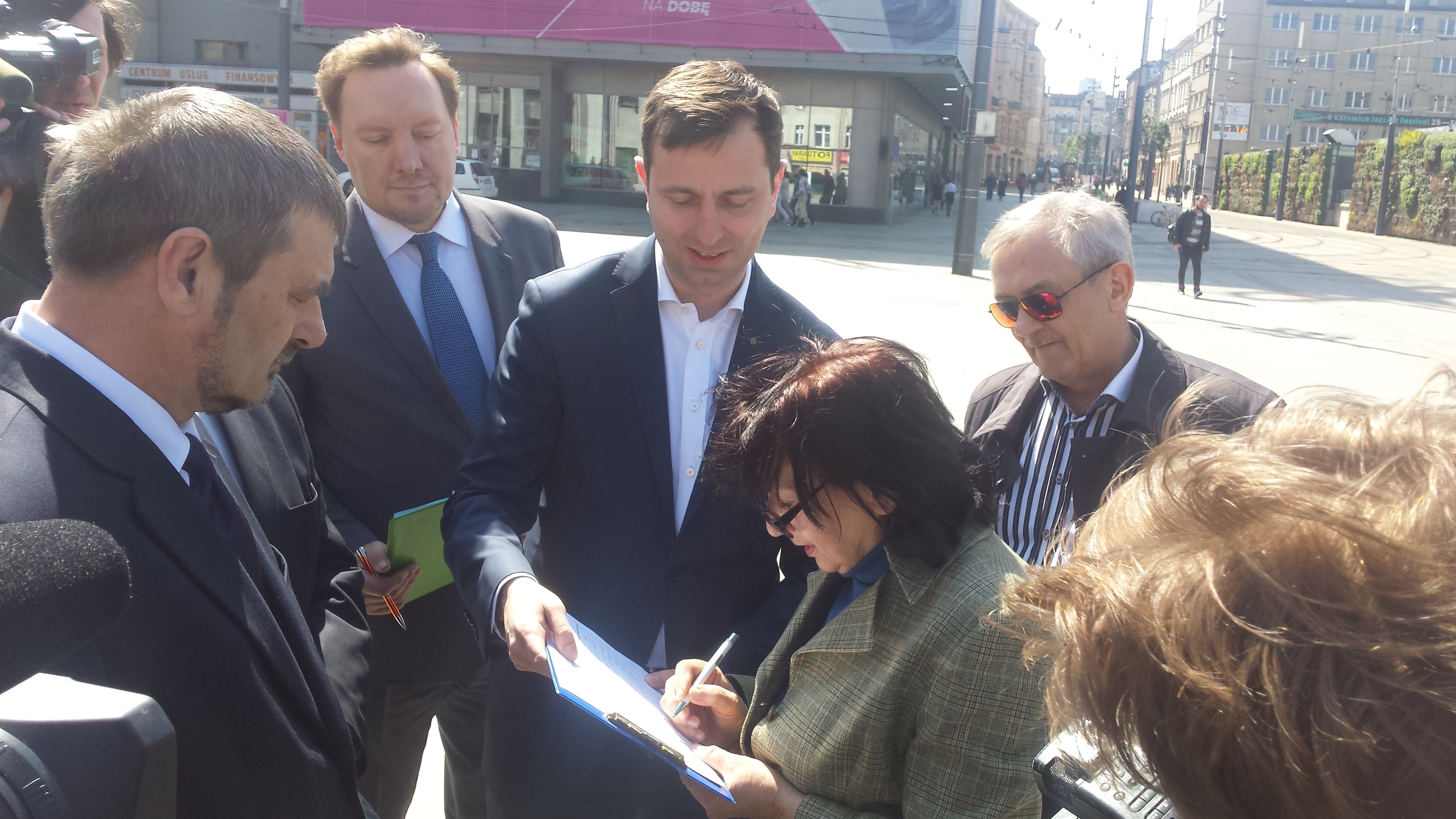 Władysław Kosiciak-Kamysz zbiera podpisy pod projektem obywatelskim w Katowicach. (fot. MN)
