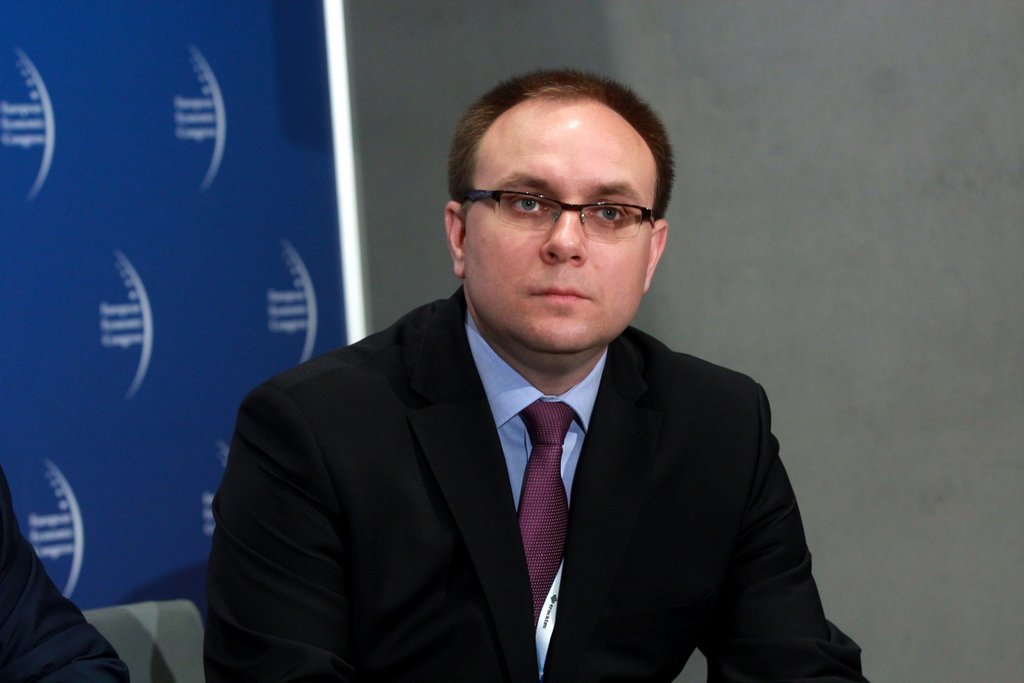 Moderatorem debaty był Paweł Czuryło, zastępca redaktora naczelnego Interii. Fot. PTWP