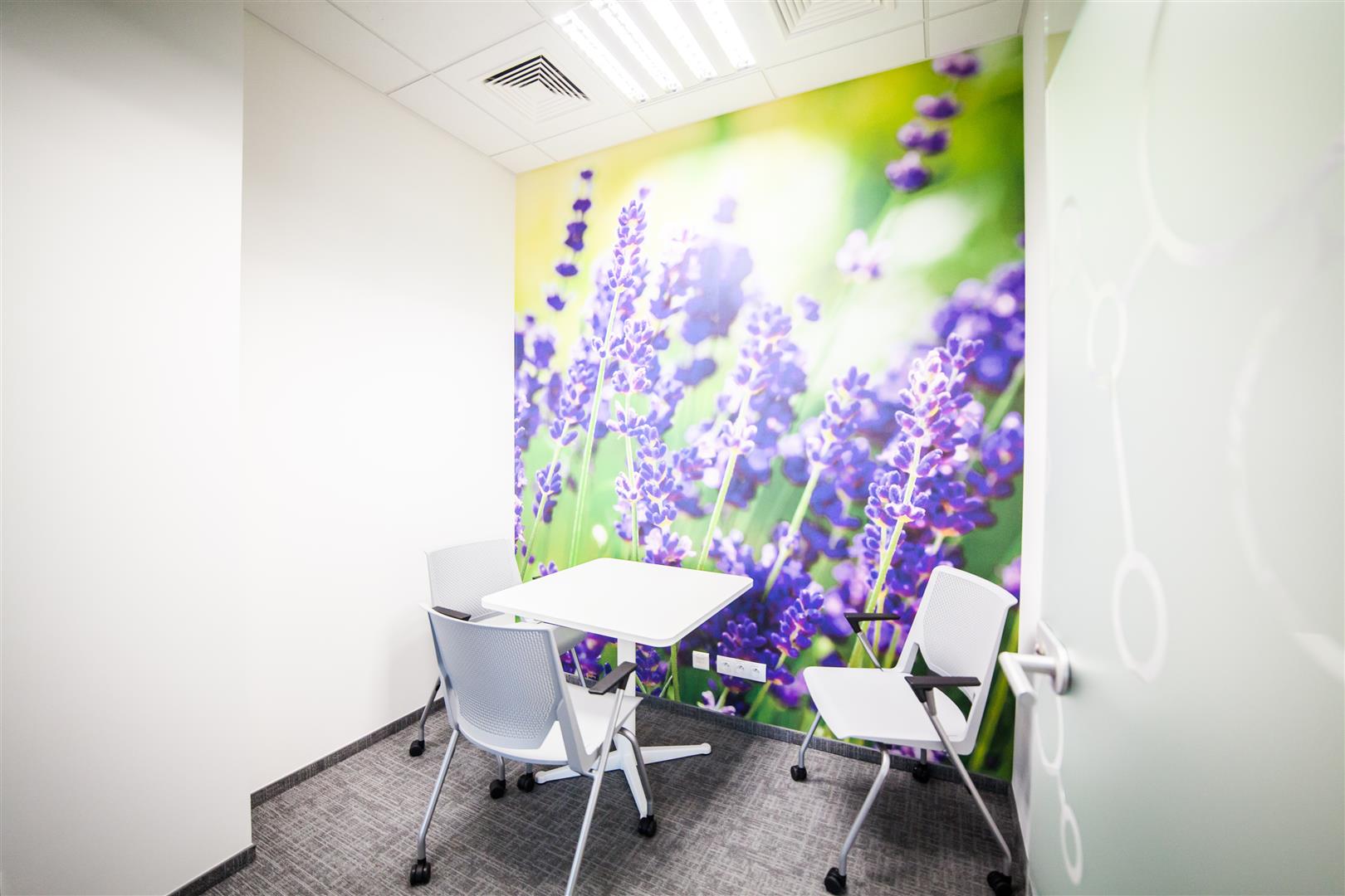 Ściany sal konferencyjnych w firmie AstraZeneca są ozdobione tapetami. (Fot. Mikomax)