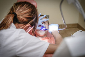 Jednym z warunków umowy było utrzymanie miejsca pracy przez 24 miesiące. (Fot. Pixabay) Dentystka nie spełniła warunków PUP. Musi zwrócić pomoc publiczną