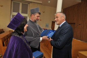Dziekan Wydziału Chemicznego Politechniki Łódzkiej Małgorzata Szynkowska wręcza statuetkę prezesowi Anwil Jackowi Podgórskiemu. (Fot.: mat. pras.) Anwil "przyjacielem Wydziału Chemicznego" Politechniki Łódzkiej