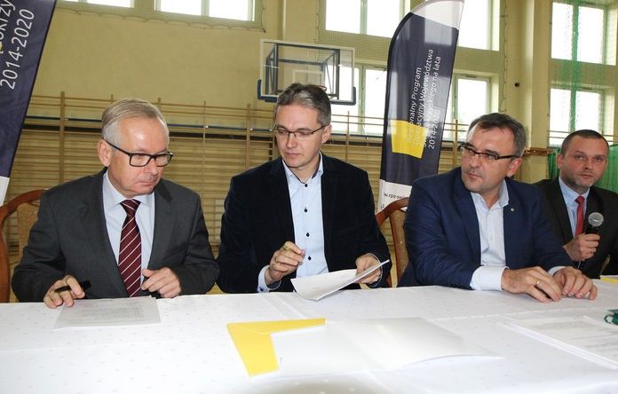 Podpisanie umowy (fot.sejmik.kielce.pl)