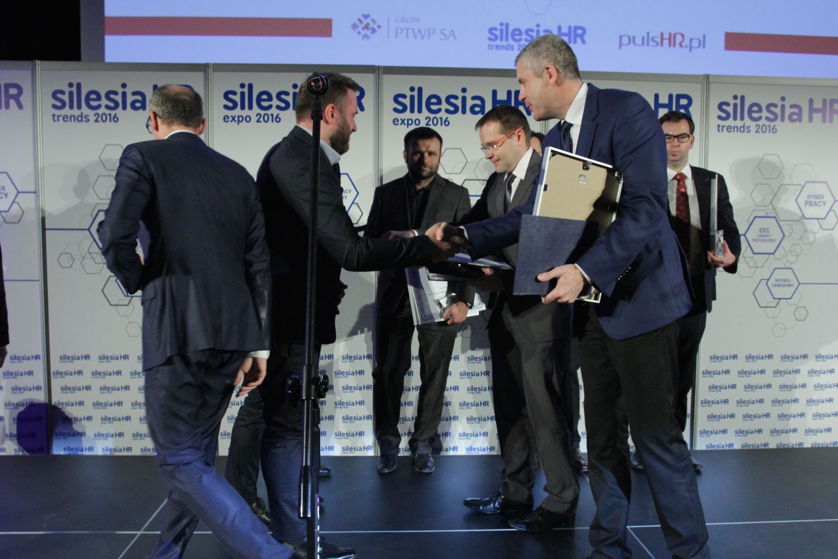 Ryszard Heller i Marcin Kukuła odbierają nagrodę z rąk Adama Wąsika (fot.PTWP)