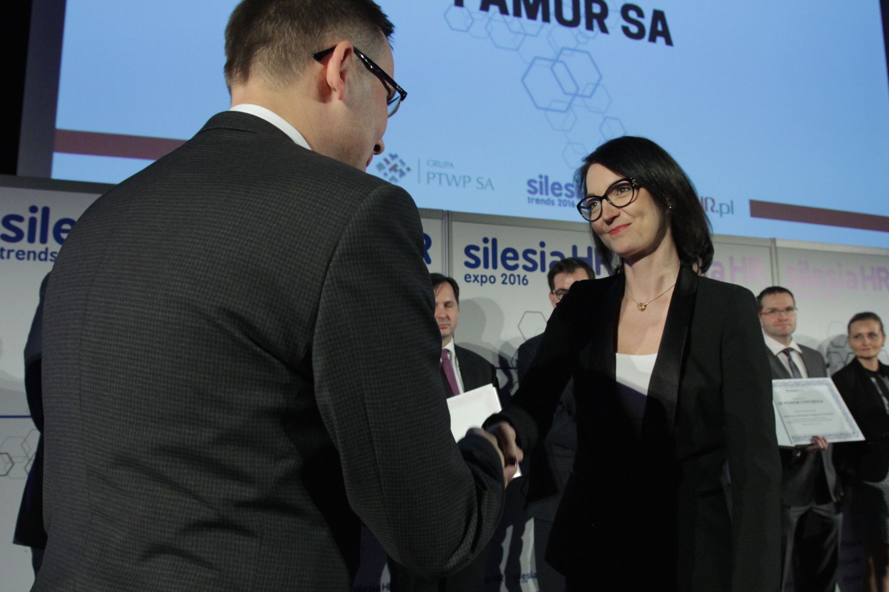 Magdalena Szweda odbiera nagrodę z rąk Wojciecha Kuśpika (fot.PTWP)