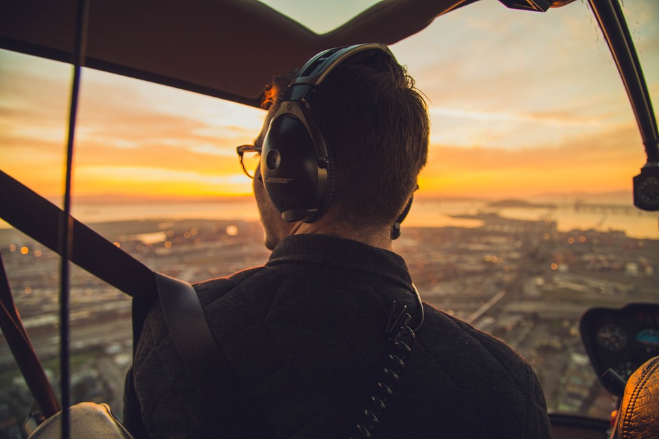 Zarobki polskich pilotów wynoszą od ok. 8-12 tys. zł do kilkudziesięciu tys. zł w przypadku rejsów transatlantyckich. (Fot. Pixabay)